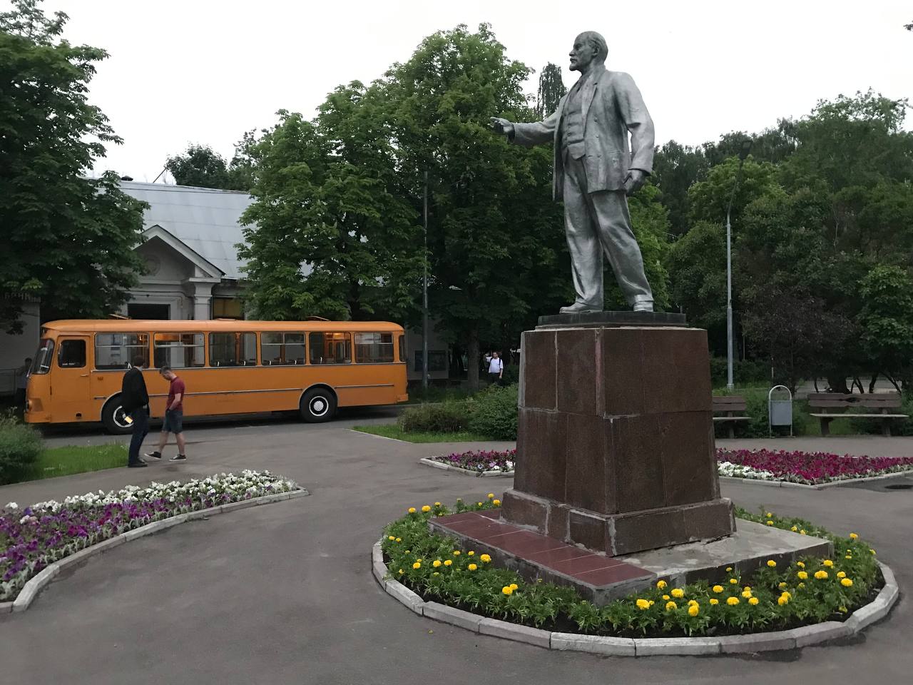 Заводы и жилье юго-востока. Экскурсия на ретроавтобусе / Музей Москвы